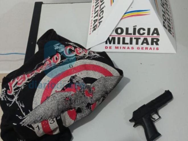 Ladrão entregou réplica de arma de fogo e a roupa que usou em dois assaltos e uma tentativa de roubo 
