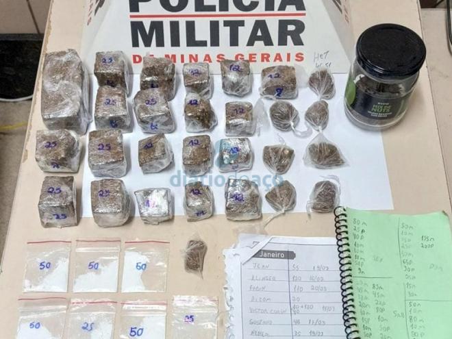 As porções de maconha, de cocaína e as anotações das vendas dos entorpecentes, objetos apreendidos na casa do autor 