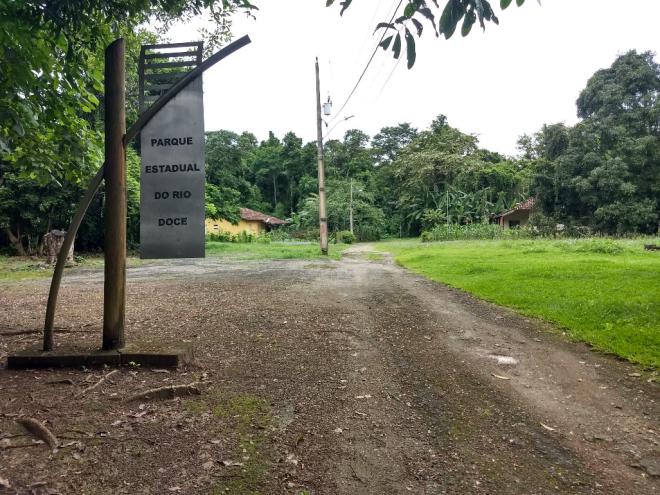 Entrada de trilha no Parque Estadual do Rio Doce no bairro Macuco, em Timóteo