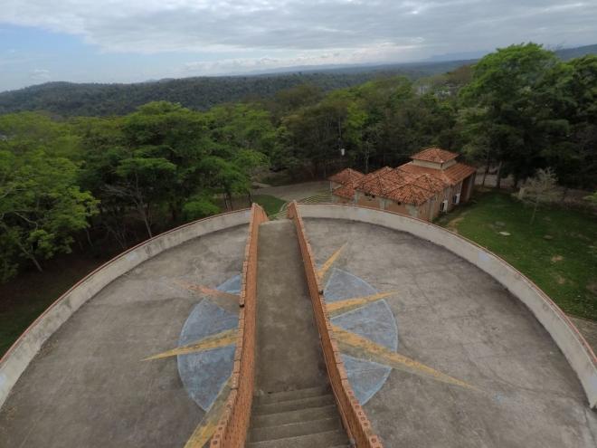 Mirante do Lagarto e, mais ao fundo, o Auditório Borun do Watu ''Índio do Rio Doce''