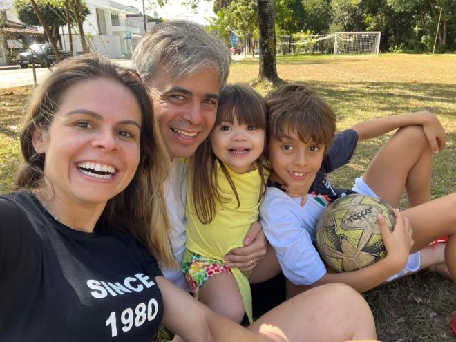 Luiza acompanhada da mãe, Kelly, do pai, Fabiano Maia, e do irmão João Vitor, de 9 anos