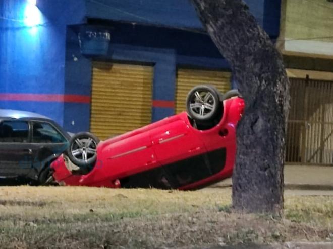 O Fiat Stilo capotou depois de acertar um Ford Verona estacionado na avenida Getúlio Vargas