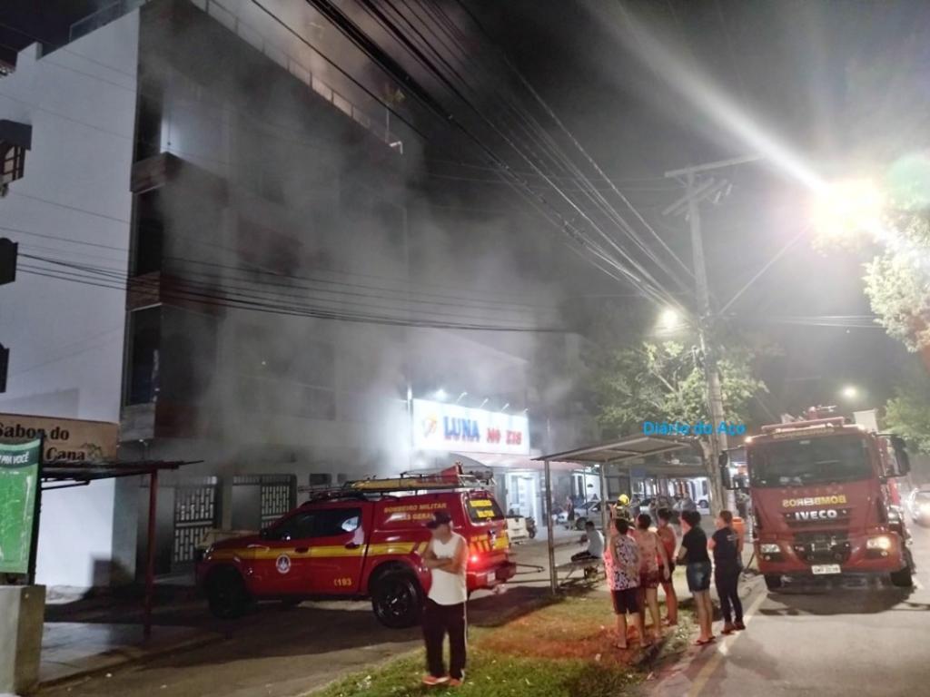 Não houve vítimas e bombeiros avaliam extensão dos danos com o incendio