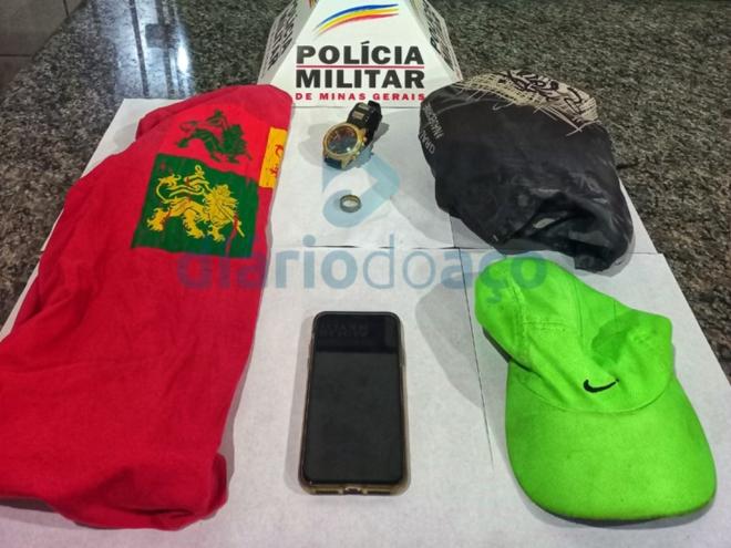 Um dos celulares roubados foi encontrado, além das roupas que o assaltante usava no momento do crime