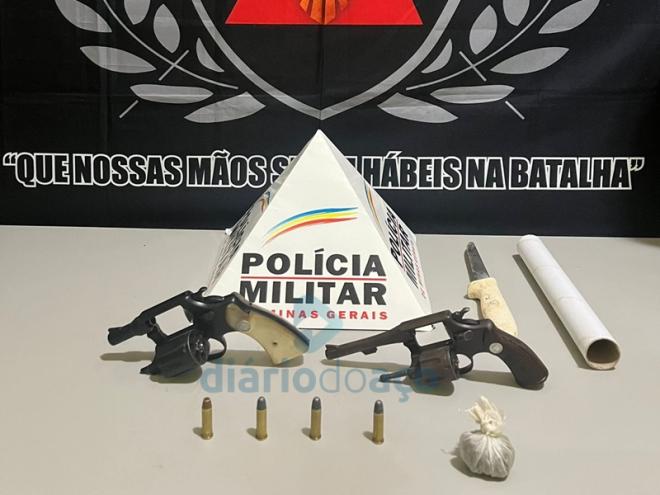 Os dois revólveres, munição e uma porção de maconha foram apreendidos durante as abordagens em Ipatinga e Fabriciano