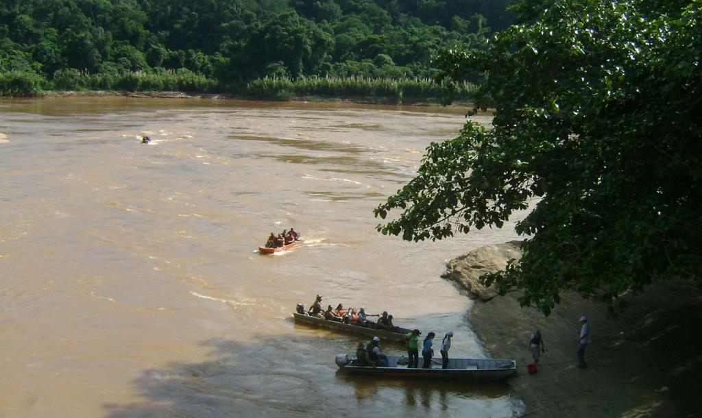 Na caravana, barcos sobem 26 quilômetros de Ipatinga até a ponte perdida, em Revés do Belém 