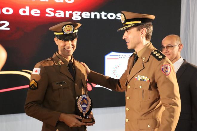 Primeiro colocado no curso, o 3º sargento Rodrigo Menezes foi homenageado pelo desempenh