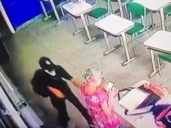 As polícias civil e militar estão no local para atender a ocorrência