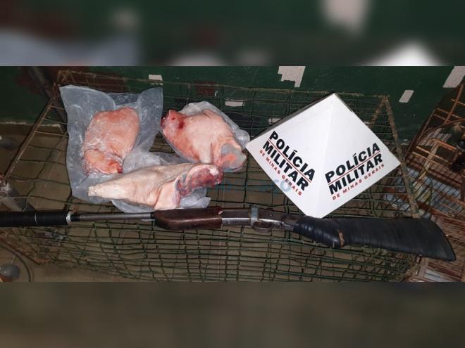 A carne de paca abatida e uma espingarda com surpreessor apreendidas na zona rural de Ipaba