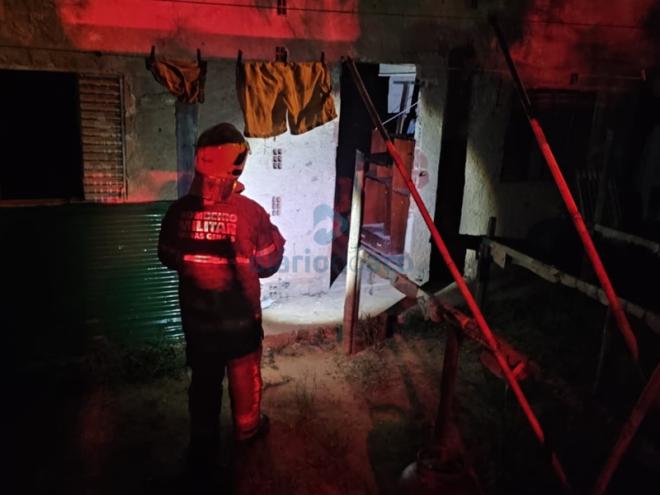 O fogo teve início, a princípio, de forma acidental em uma casa na zona rural