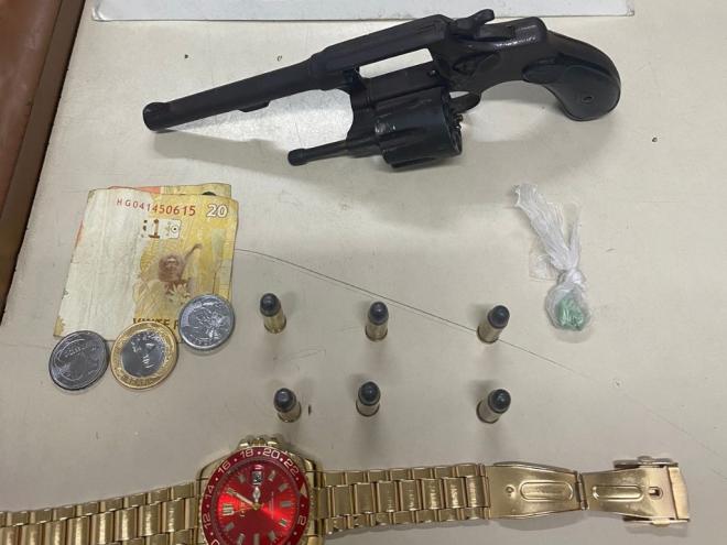 Polícia investiga se jovem preso com esse revólver participou de atentado a tiros semana passada na rua Blumenau, bairro Veneza II