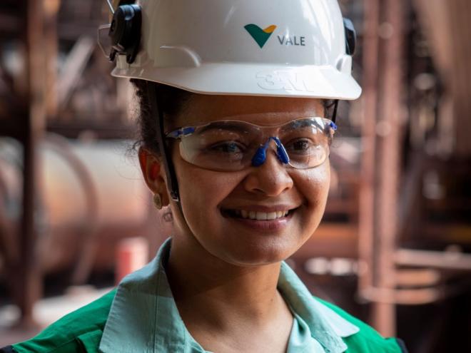 Promovendo qualificação em funções operacionais e técnicas, programa oferece cerca de mil vagas e impulsiona a inclusão de mulheres na mineração