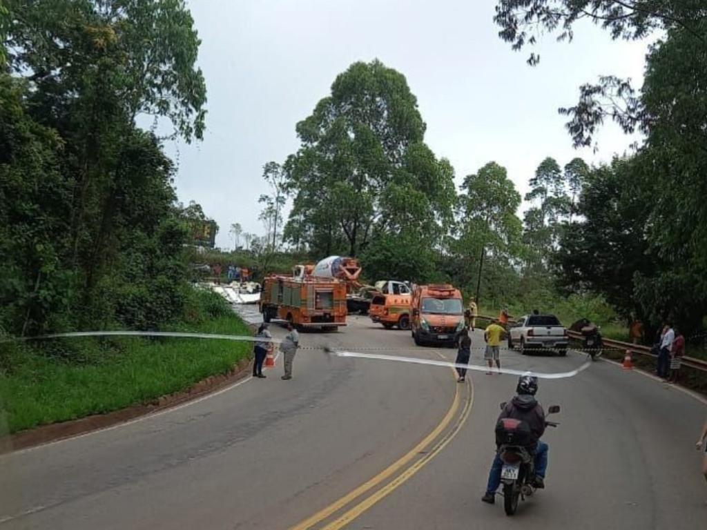Colisão entre caminhões aconteceu na BR-356, em Itabirito
