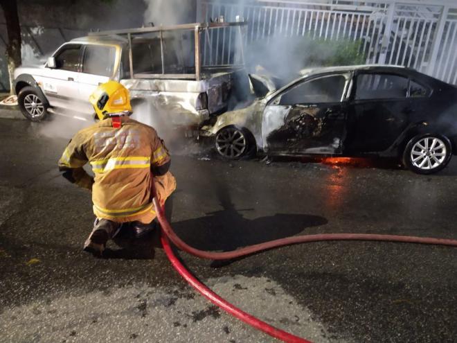 Quando bombeios chegaram encontraram os dois veículos tomados pelas chamas