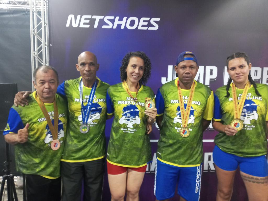 Da esquerda para direita: Rubem Inácio, medalha de bronze; Jone Santos, medalha de prata; Brena Jone, medalha de ouro; Rafael Carvalho, medalha de ouro; Enifia Aschiley, medalha de ouro