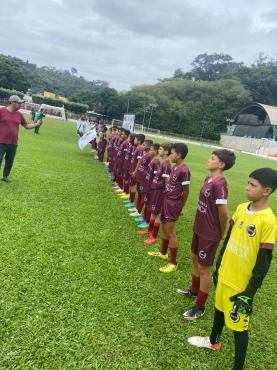 Antes da bola rolar, as equipes perfilaram para uma bonita cerimônia de abertura