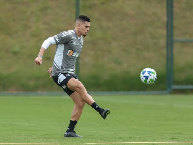 Paulinho, que perdeu várias chances de gol nos últimos jogos, é o titular no ataque