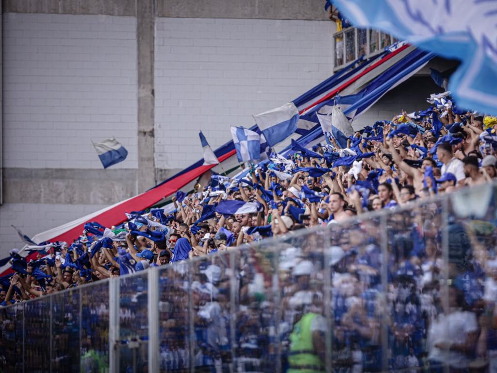 A torcida celeste compareceu ao Independência e apoiou o time