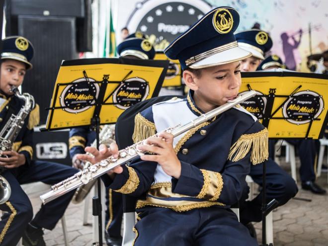 Projeto resgata tradição e oferece aulas de instrumentos musicais
