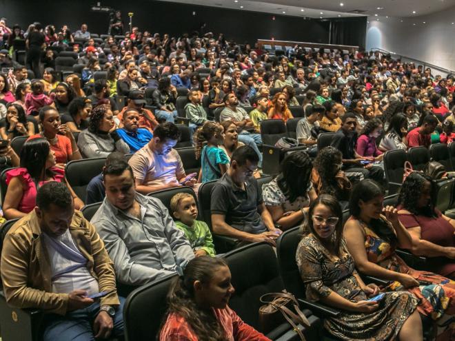 A plateia lotou o teatro e se emocionou com a apresentação do ballet