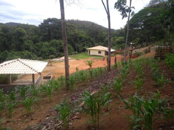 Para viverem nas construções, os sitiantes improvisam o uso da energia