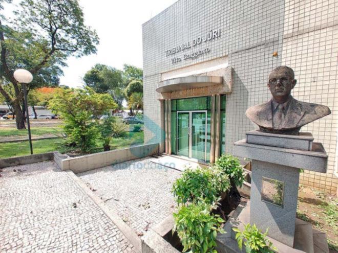 Um dos processados sentou-se no banco dos réus nesta quarta-feira e o outro está foragido; ambos foram sentenciados a nove anos de reclusão
