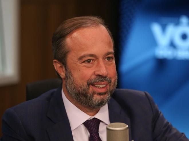 Alexandre Silveira deu entrevista ao programa Voz do Brasil, da EBC e afirmou que queda nos preços precisa chegar às bombas 