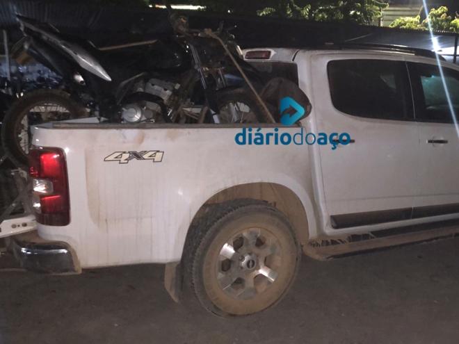 Uma picape S10 e uma moto foram apreendidas no sítio onde estavam os presos pela PM