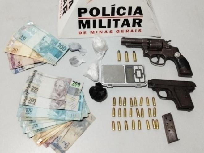 Quatro pessoas foram presas e com os investigados foram recolhidas, armas, munição, dinheiro e porções de entorpecentes 