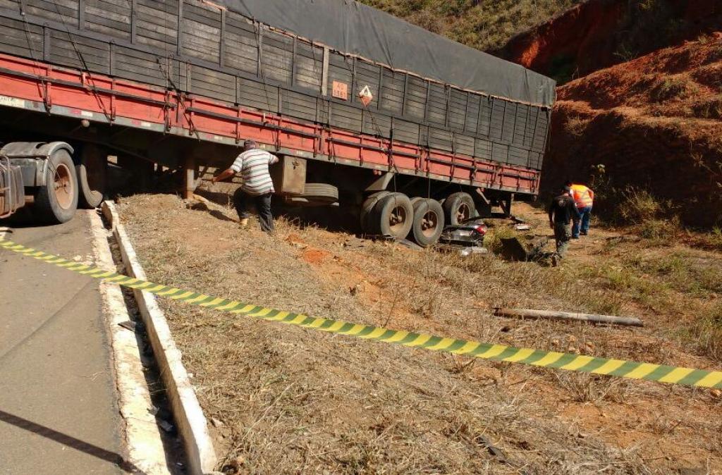 Carreta voltou de ré e esmagou carro que seguia para Valadares