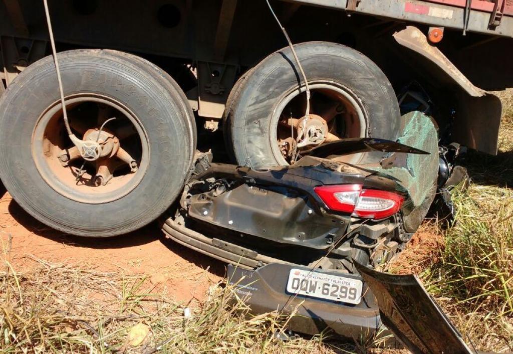 Carreteiro disse que atingiu pedaço de pneu no asfalto e depois carreta ficou sem controle