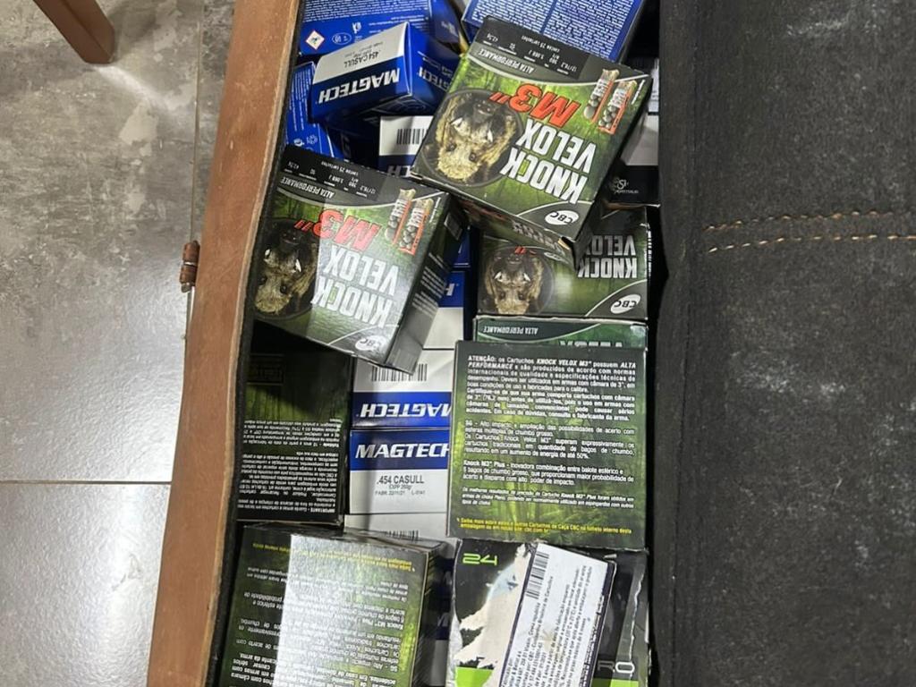 Caixas contendo munição apreendidas com grupo criminoso auxiliado por pessoas que tinham licença 