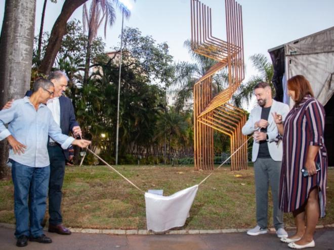 A chegada da obra de Giovane Fantauzzi (ao fundo) na abertura do espaço