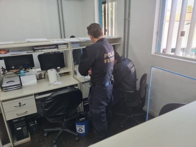 Desde as primeiras horas do dia, policiais federais cumprem 22 mandados de busca e apreensão em Brumadinho, Nova Lima, Sabará e Montes Claros