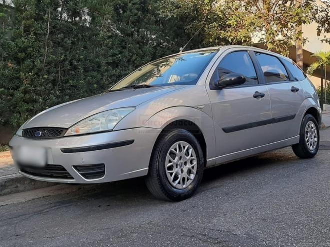 O carro roubado com o casal é parecido com este, um Ford Focus de cor prata