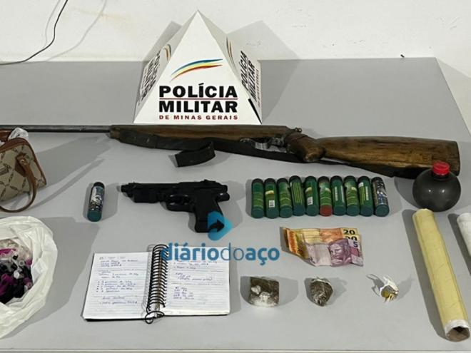 Uma espingarda polveira, munição e drogas foram apreendidas juntamente com outros objetos