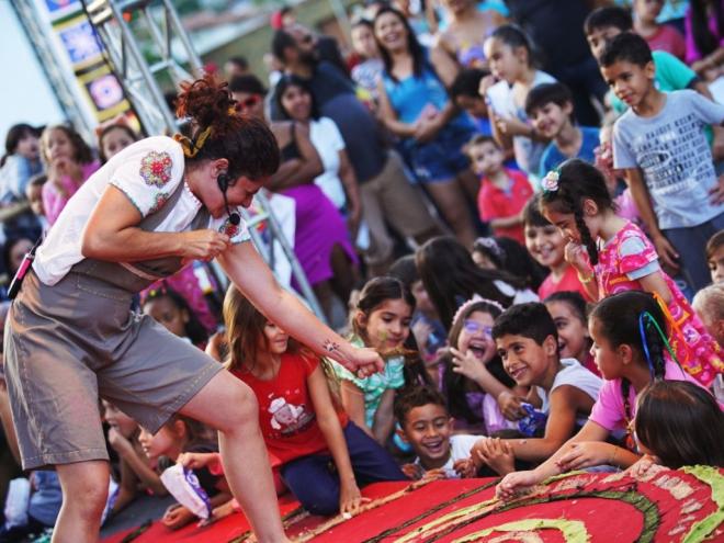 A programação de teatro, música, circo e cinema chega a quatro cidades da região