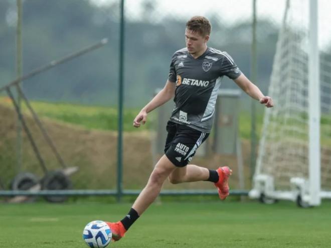 Bruno Fuchs deverá ser o titular da zaga do galo em jogo em que Felipão será apenas espectador