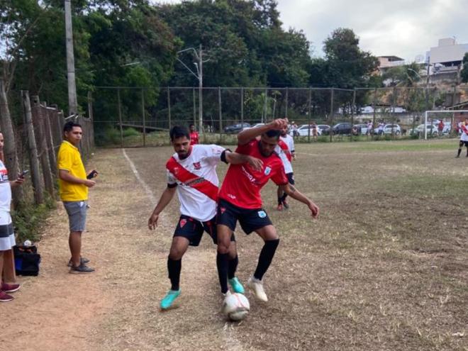O jogo foi muito disputado num campo de piso irregular, porém com supremacia dos jogadores do Talismã