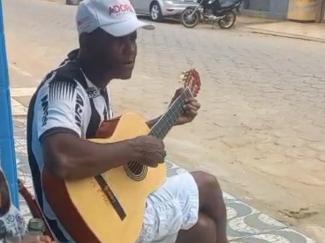 Bidu era conhecido por tocar violão nos bares de Santana do Paraiso 