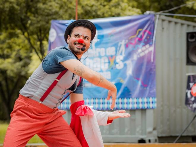 O artista mostra várias linguagens que estimulam a criatividade