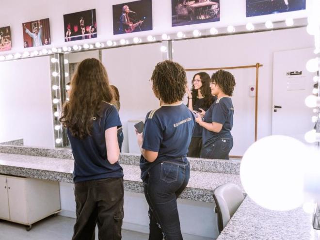 A visita aos bastidores do Teatro Zélia Olguin é uma das atrações