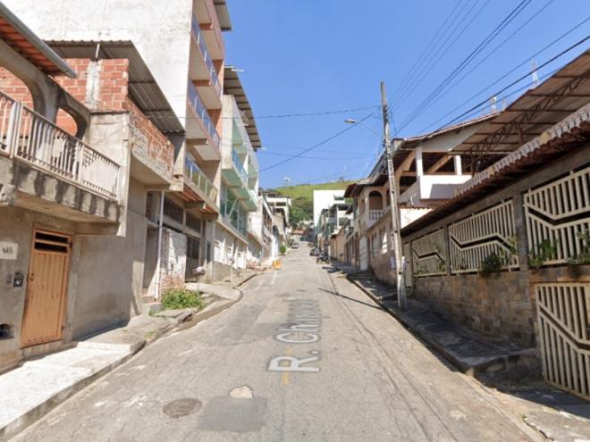 O prédio atingido pelo tiro, efetuado por pessoa desconhecida, fica nesta rua 