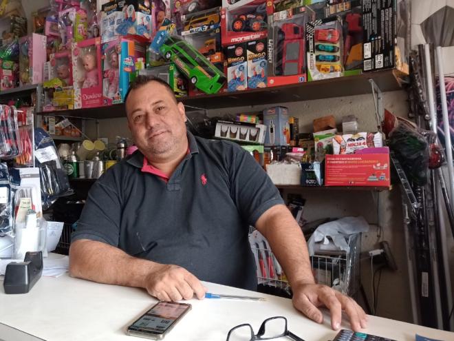 Emerson Barros conta que há mais de 15 anos os comerciantes esperam por melhorias no acesso ao bairro
