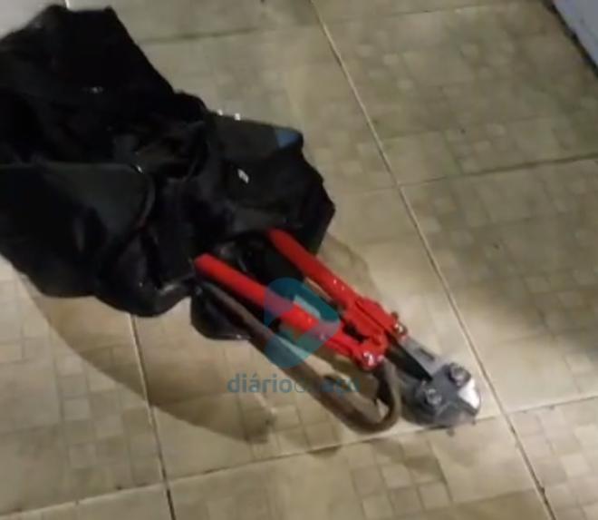 Entre as ferramentas que o suspeito de arrombamento carregava estava esse alicate 