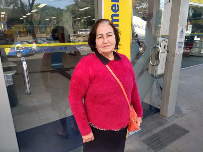Zenedes Gomes de Oliveira, de 69 anos, prefere ir ao banco do que fazer transações via internet, pela dificuldade com as novas tecnologias 