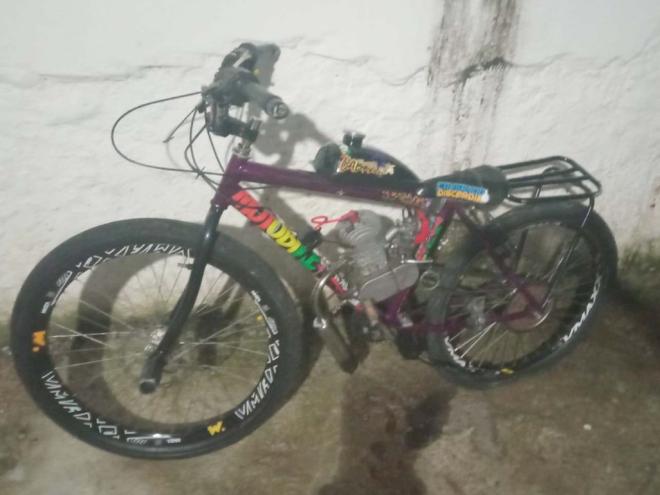As bicicletas motorizadas são classificadas como ciclomotores, que são veículos de duas ou três rodas com motor de combustão interna ou elétrico