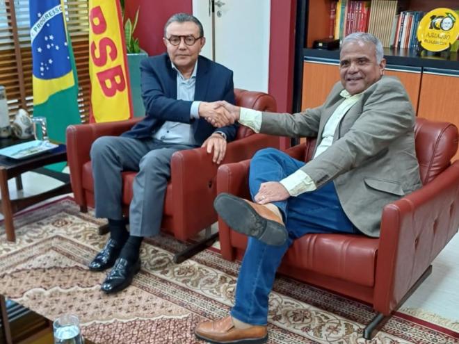 Na sede do partido, na capital federal, Carlos Siqueira, presidente nacional do PSB, manifesta sua alegria com filiação do ex-prefeito de Ipatinga à legenda
