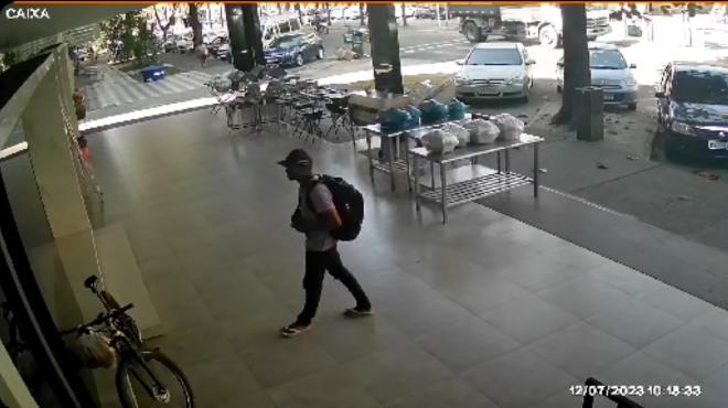 Ladrão percebeu a bicicleta estacionada na porta do comércio e, sem se importar com a câmera de segurança, montou no veículo e fugiu 