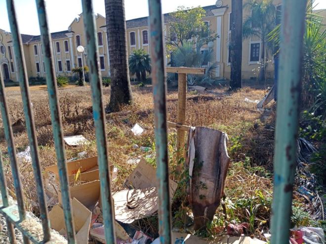 Abandonado e sem manutenção, jardim do colégio vira depósito de lixo e foco de dengue